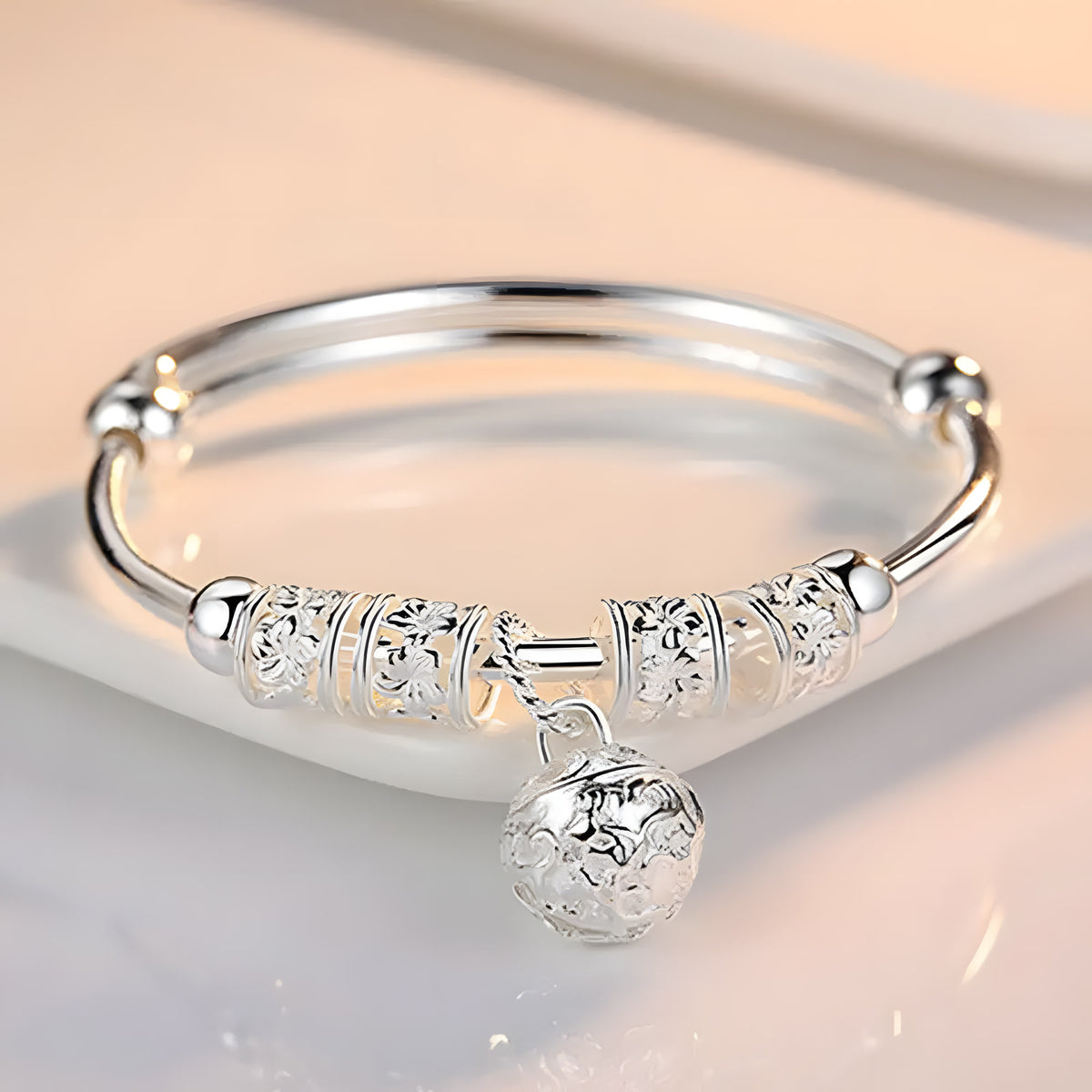 Pulsera llamador de ángeles color plata con la bolita colgando
