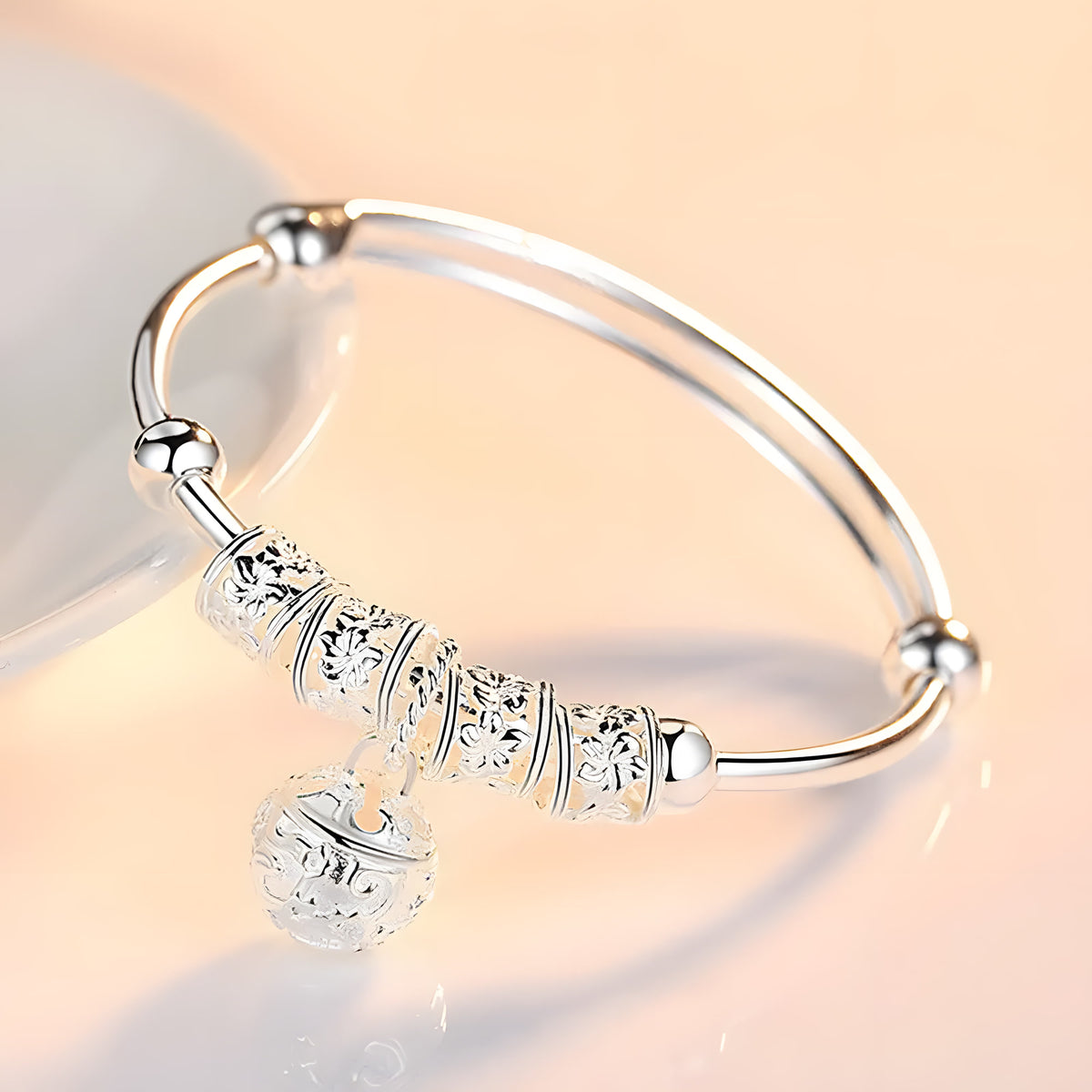 Pulsera llamador de ángeles de lado